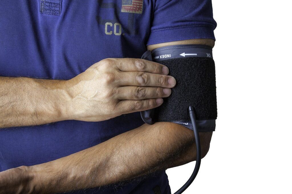 beneficio del yoga: mejora salud cardiovascular